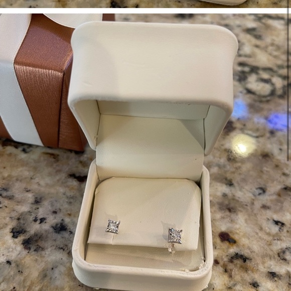 Jared Diamond Earrings - Picture 2 of 3